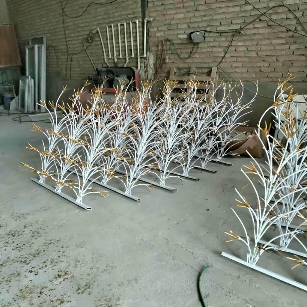 ردیف نرده سرنیزه‌ای خاکستری کنار درب نفررو