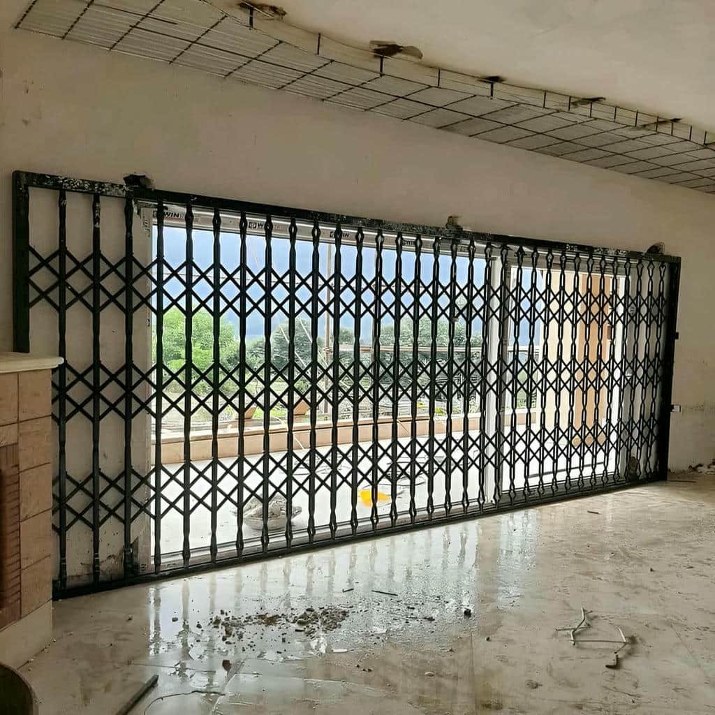 ریل باریک نقرهای روی قاب فلزی مشکی ریل باریک نقرهای روی قاب فلزی مشکی