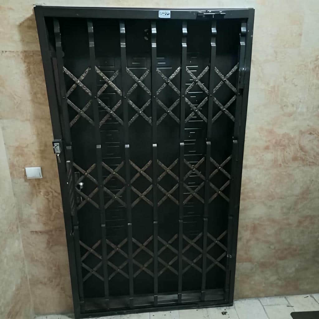 ریل فلزی صاف زیر محافظ منزل ریل فلزی صاف زیر محافظ منزل