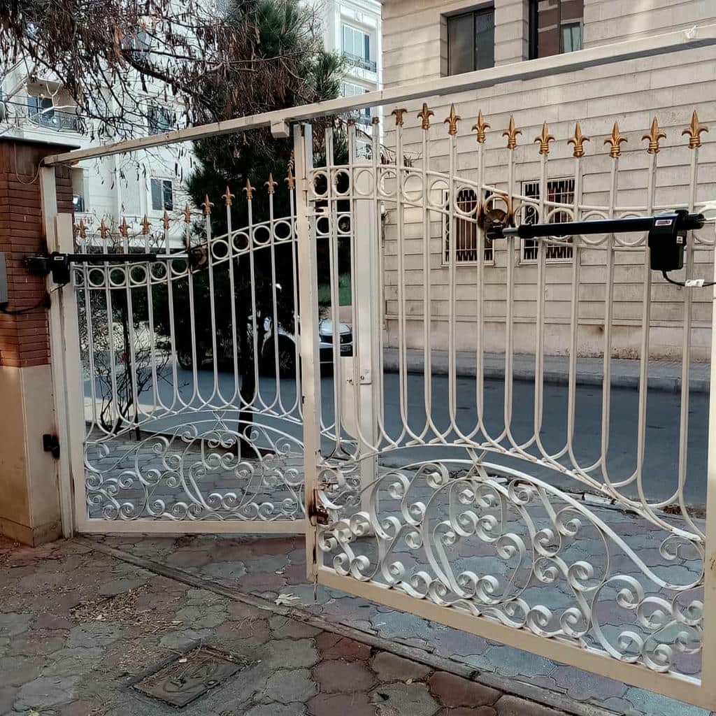 ریموت مشکی کنار سوئیچ خودروی خانوادگی