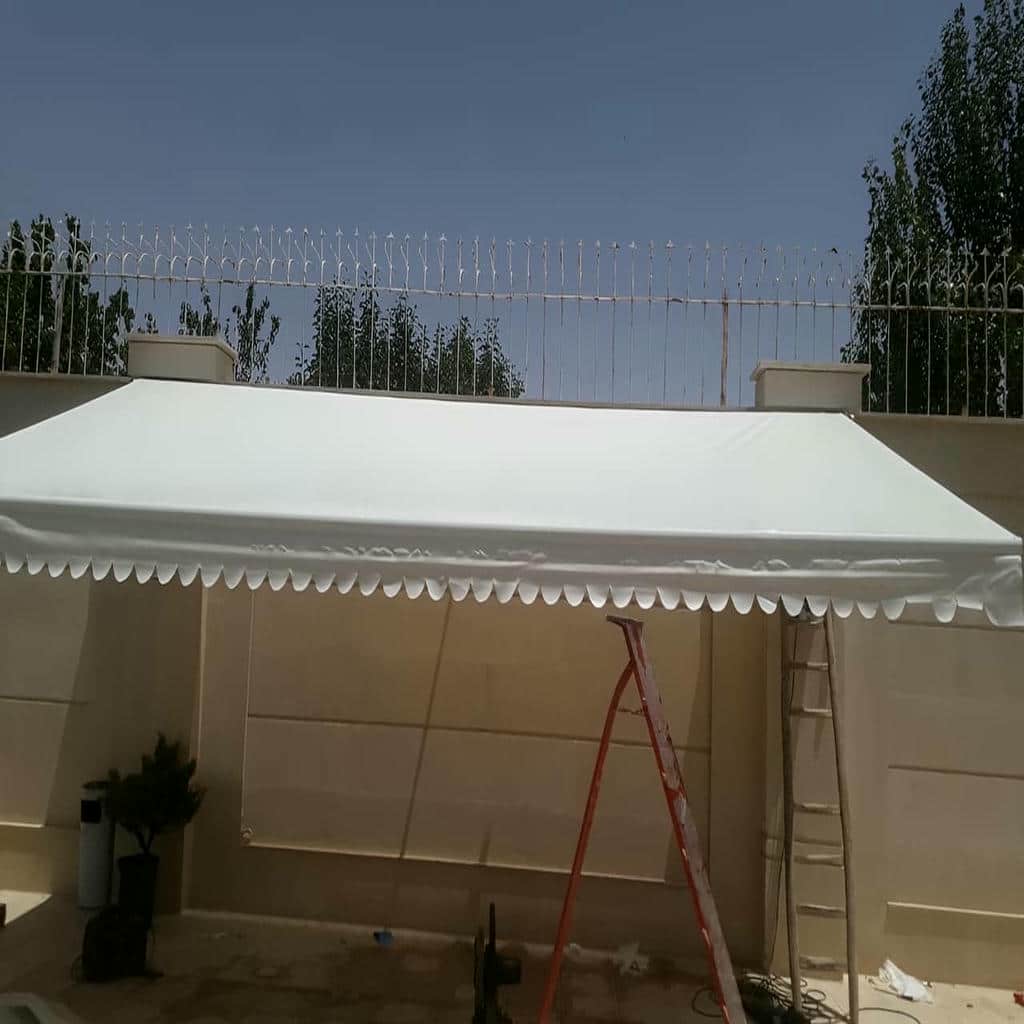 سایبان برقی خاکستری بالای درب مجتمع مسکونی خرم آباد