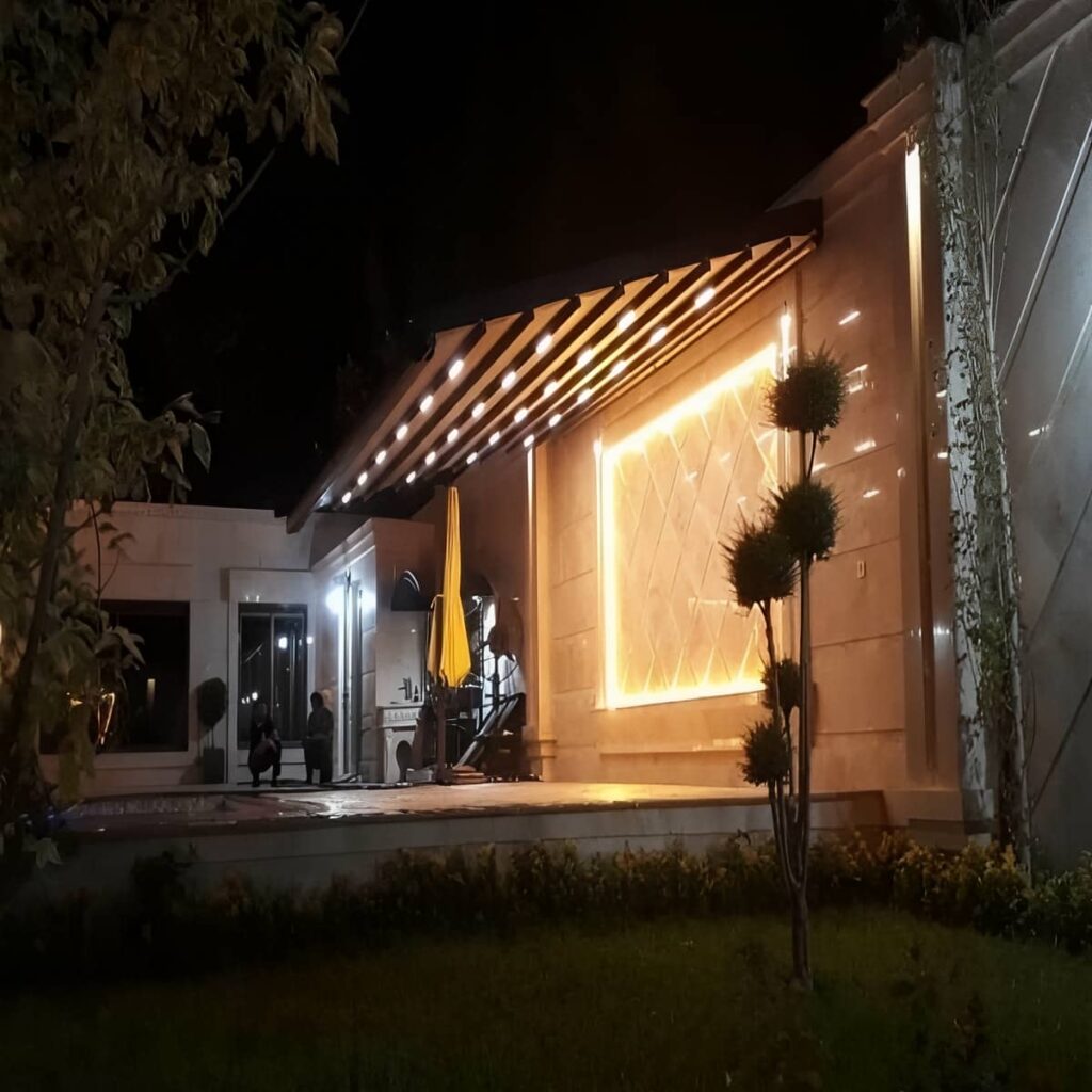 سایبان برقی سرمه‌ای با قطره‌های باران روی پارچه