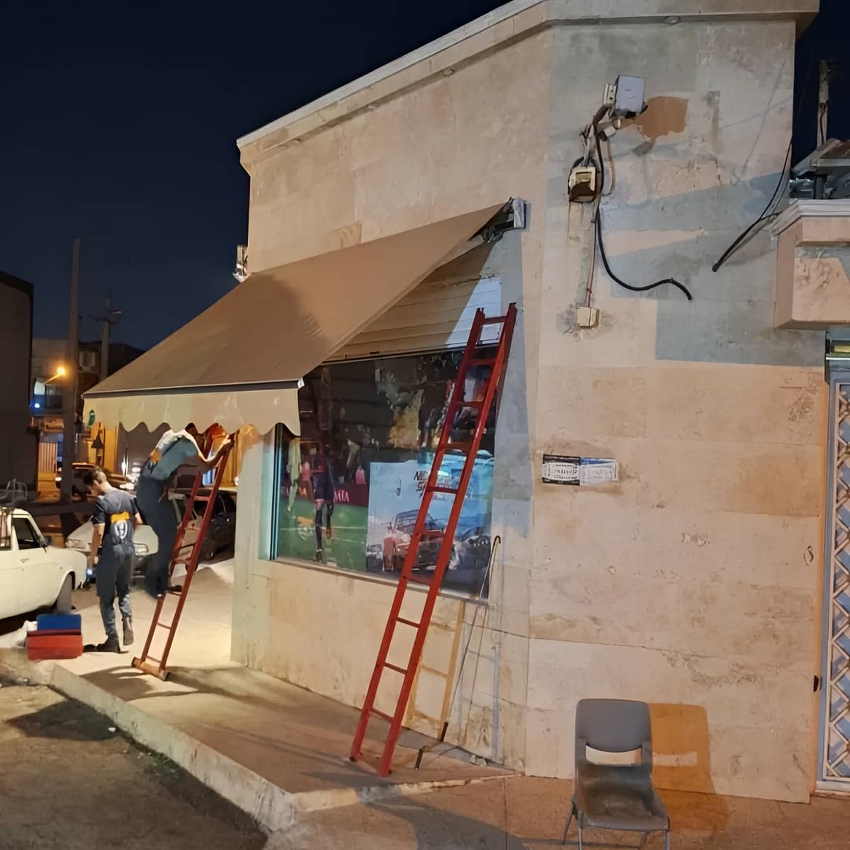 سایبان برقی سرمه ای ورودی مجتمع مسکونی شیراز