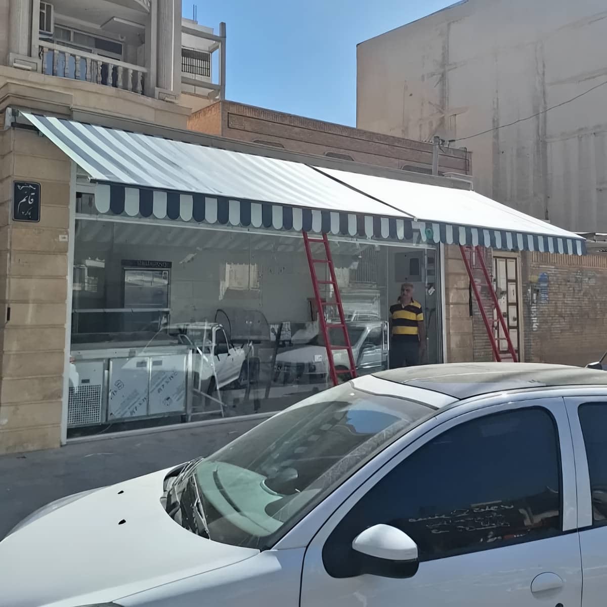 سایبان برقی طوسی بالای ورودی مجتمع مسکونی کرج