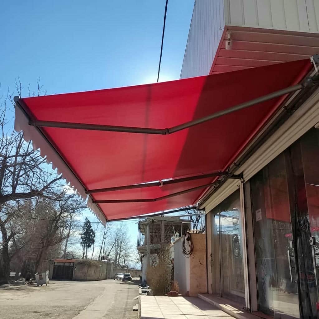 سایبان برقی کرم بالای سردر سنگی در مشهد