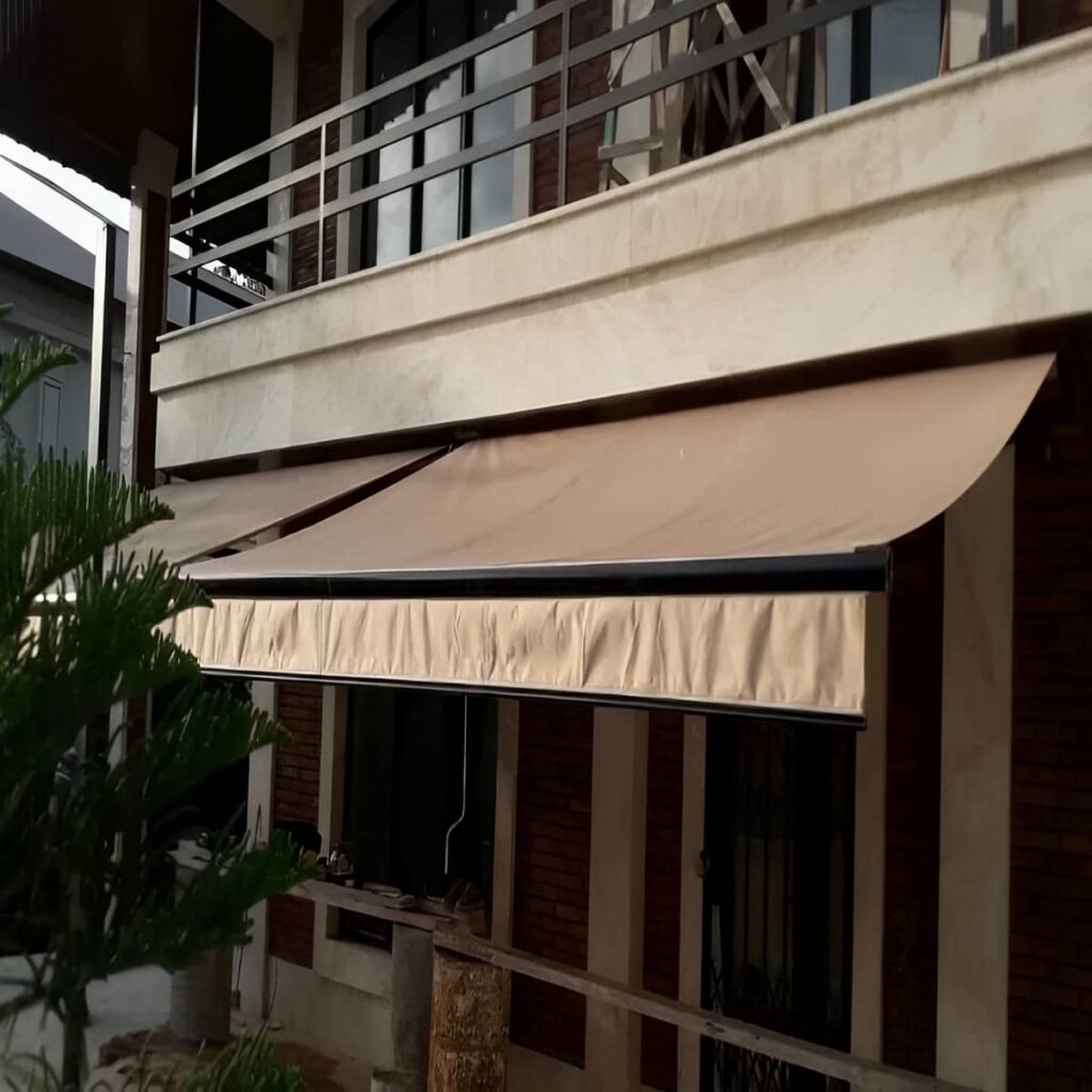 سایه بان اتوماتیک خاکی بالای مسیر عابران شیراز