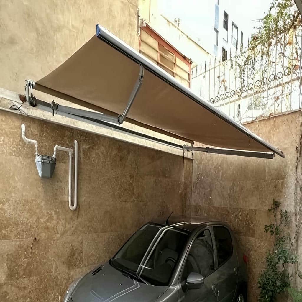 سایه بان بازویی سفید بالای ورودی آپارتمان استان کردستان