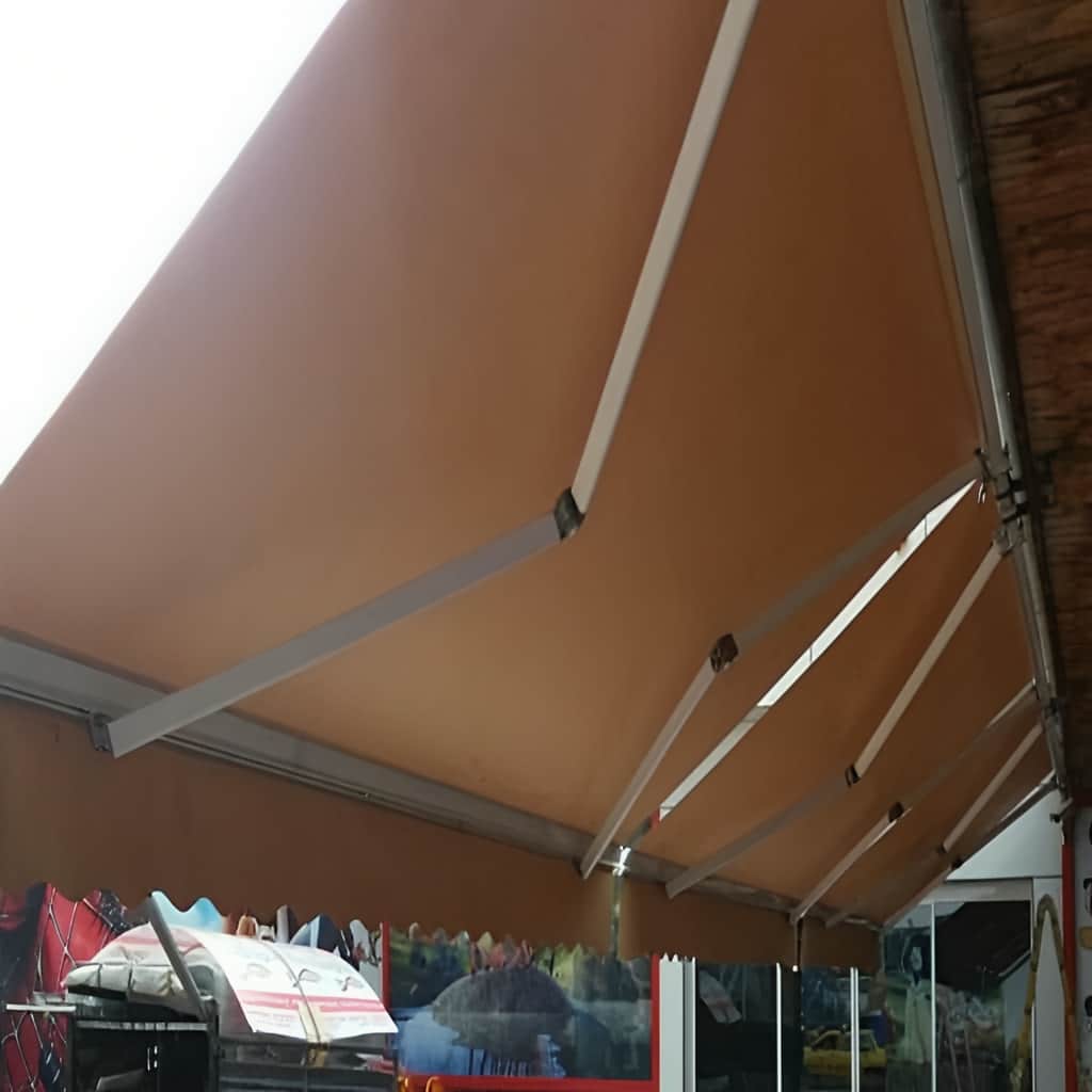 سایه بان متحرک خاکستری کنار دوربین سردر استان مرکزی