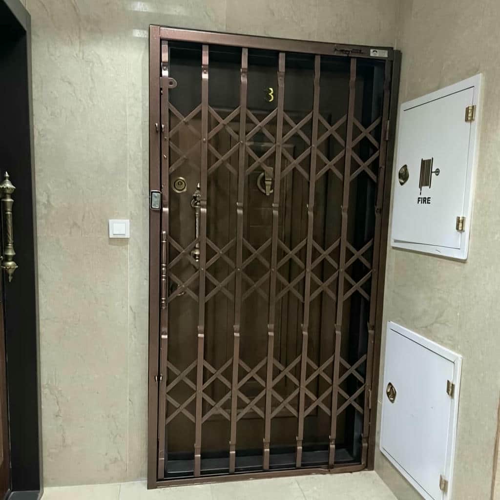 شبکه لوزی آهنی جمع‌شده در پاگرد سنگی