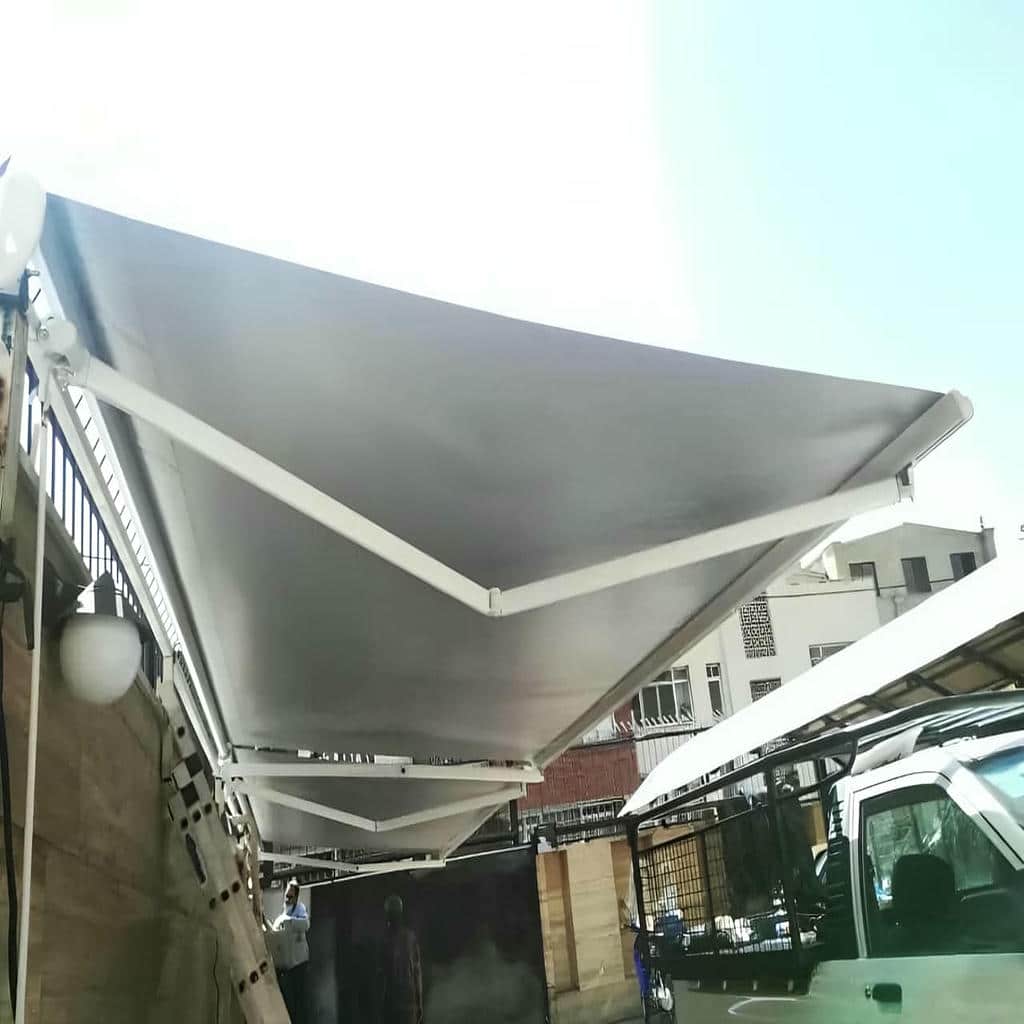 قاب آلومینیومی مشکی بالای مسیر پیاده باریک