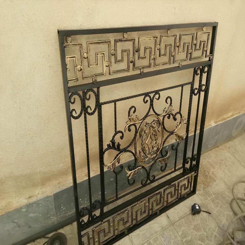 قاب مشکی با اتصالات محکم روی نمای آجری