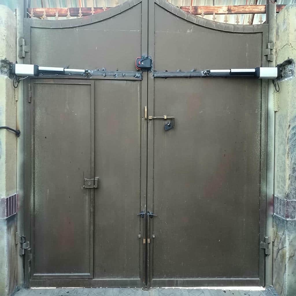قاب موتور جک درب پارکینگ در حالت بسته قاب موتور جک درب پارکینگ در حالت بسته