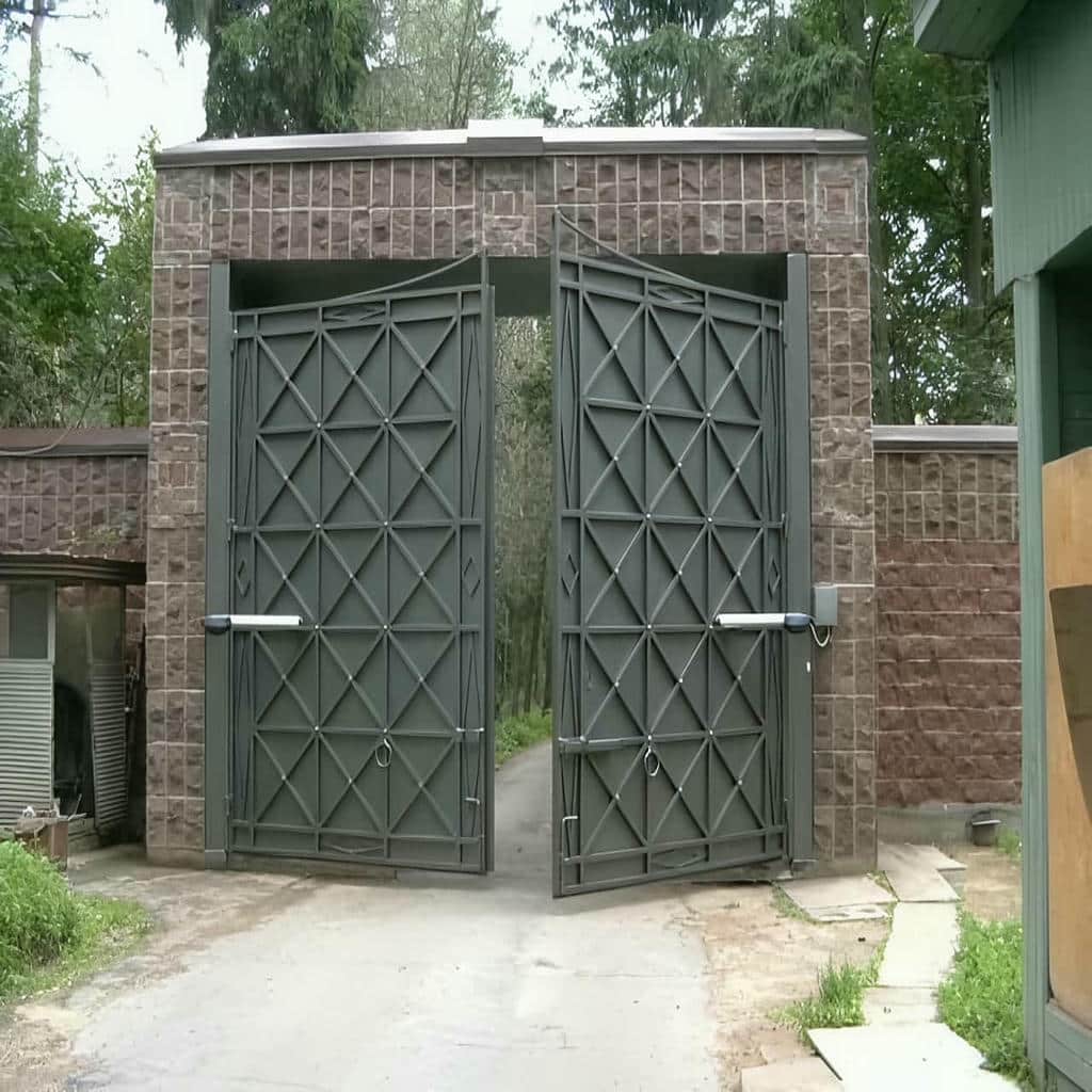 قفل الکترومکانیکی روی لنگه فلزی ورودی حیاط قفل الکترومکانیکی روی لنگه فلزی ورودی حیاط