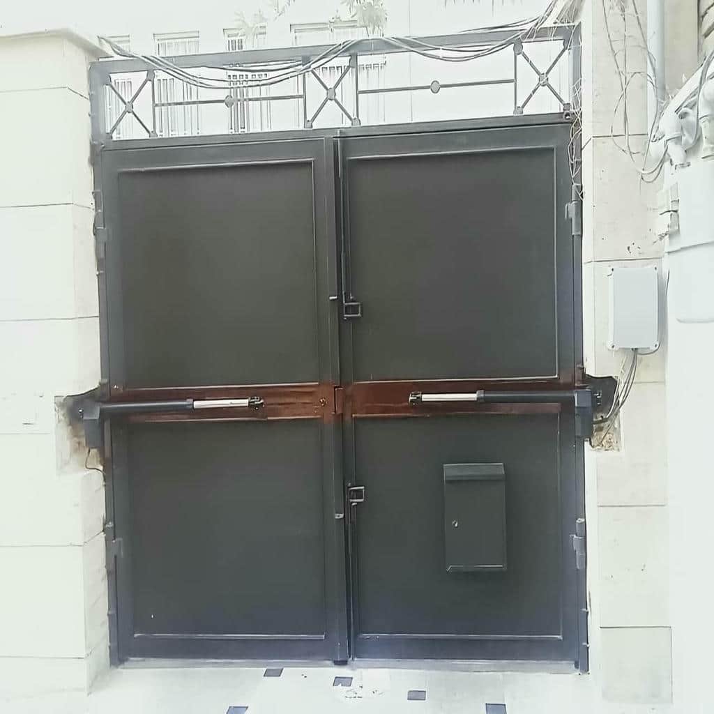 قفل برقی درب فلزی کنار حیاط خیس