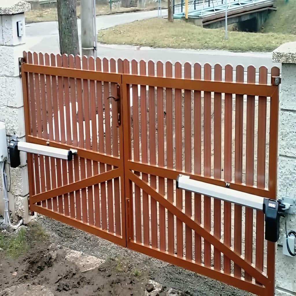 قفل برقی روی لنگه بسته دروازه مسکونی