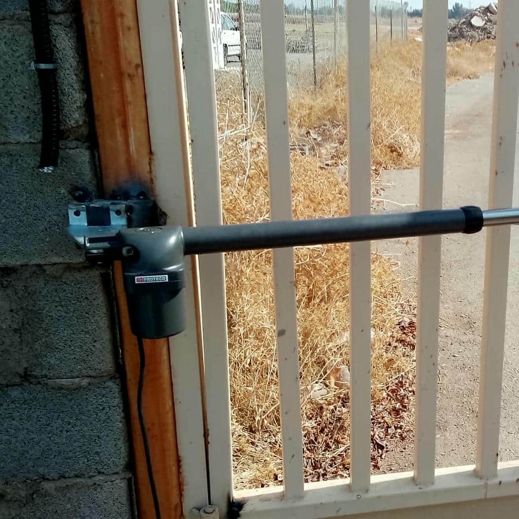 قفل برقی مشکی روی درب بسته حیاط