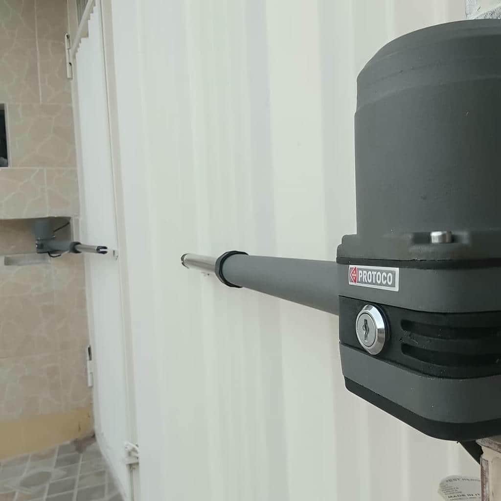 قفل برقی مشکی روی چارچوب درب آهنی شیراز
