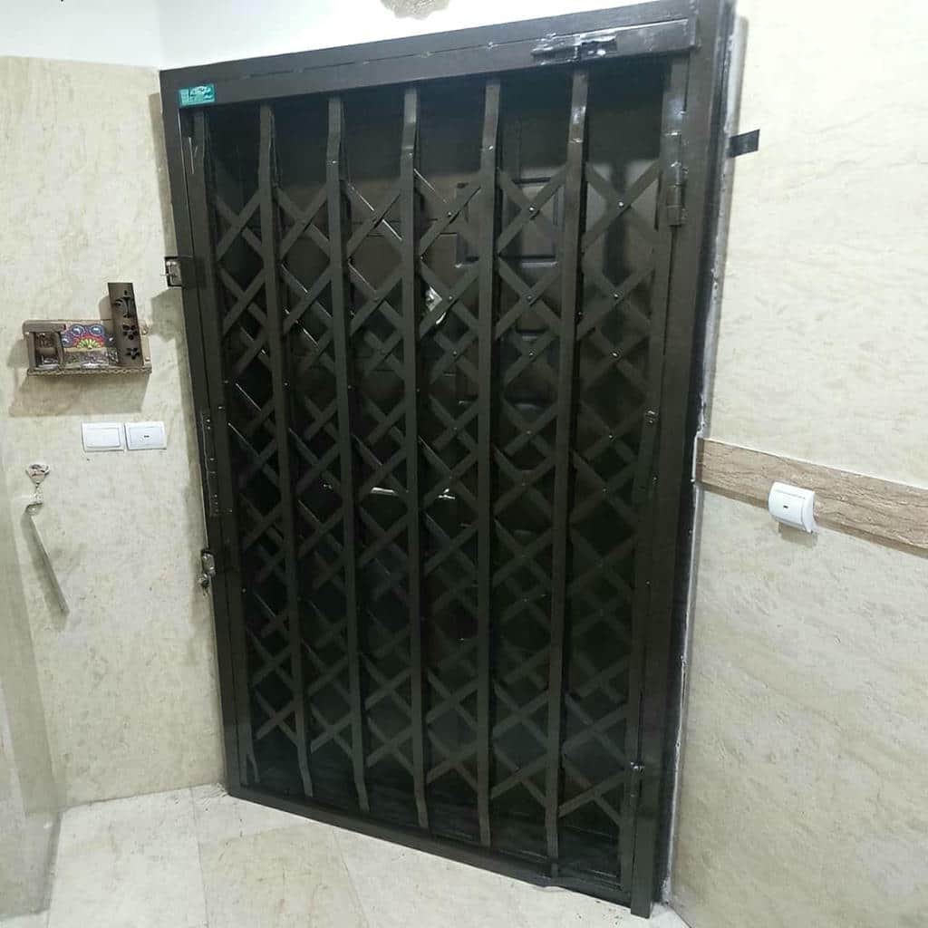 قفل مشکی روکار روی شبکه خاکستری آپارتمان
