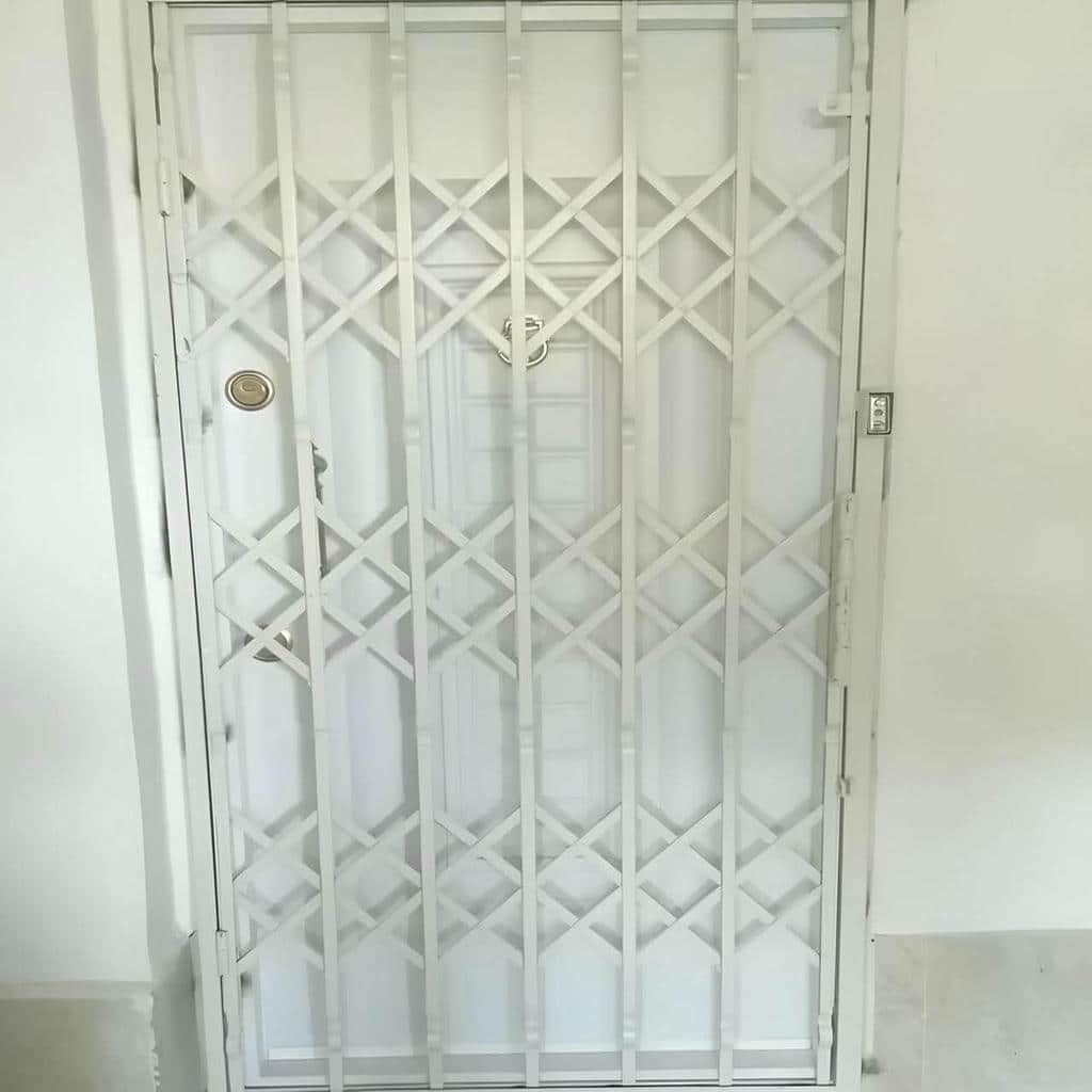 قفل مشکی مستطیلی بر تسمه فولادی نقره ای قفل مشکی مستطیلی بر تسمه فولادی نقره ای