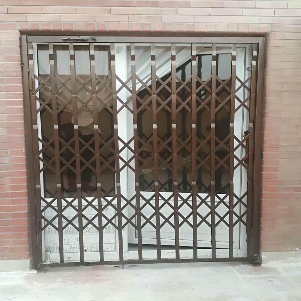 لنگه جمع شده محافظ ریلی در راهروی مرمری