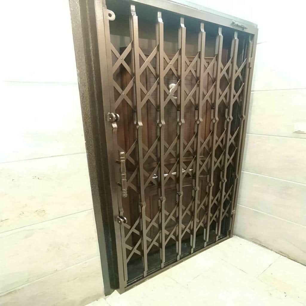 محافظ تاشوی قهوه‌ای مقابل درب ورودی مسکونی