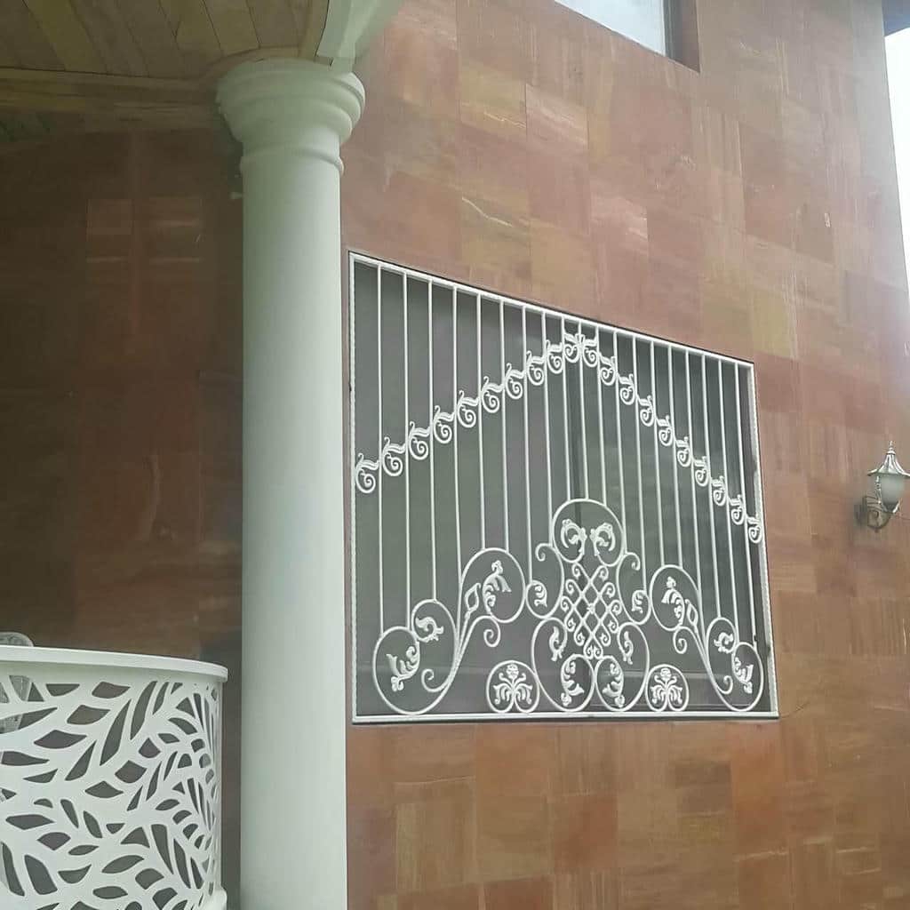 محافظ ثابت خاکستری مقابل شیشه باریک آشپزخانه