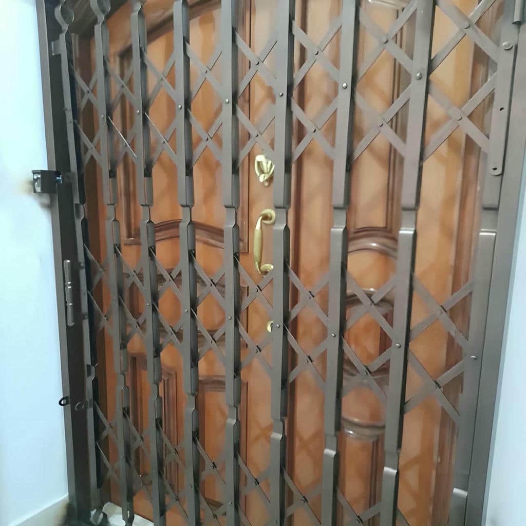 محافظ ریلی آهنی با تسمه متراکم مقابل درب آپارتمان