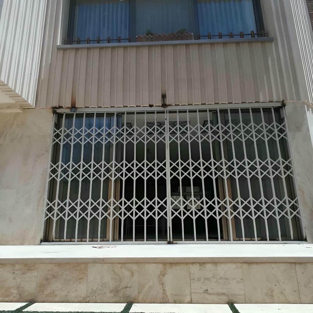محافظ پنجره مناسب اتاق کودک با میله های عمودی محافظ پنجره مناسب اتاق کودک با میله های عمودی