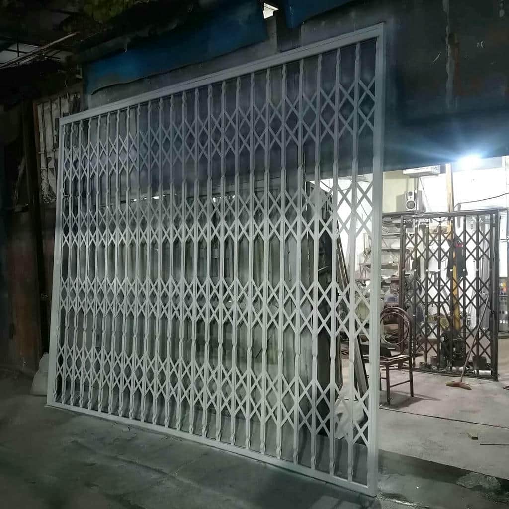 محافظ کشویی آهنی با پوشش رنگ یکنواخت کنار درب منزل