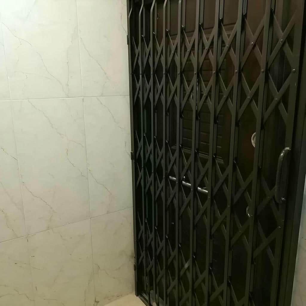 محافظ کشویی سفید نصب شده مقابل آپارتمان در استان البرز