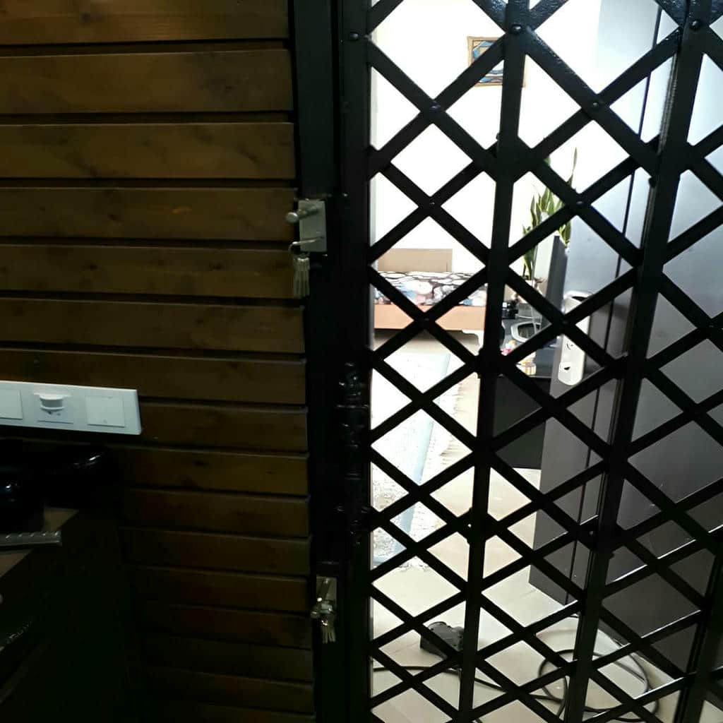 محافظ کشویی طوسی پشت چهارچوب سنگی راهرو