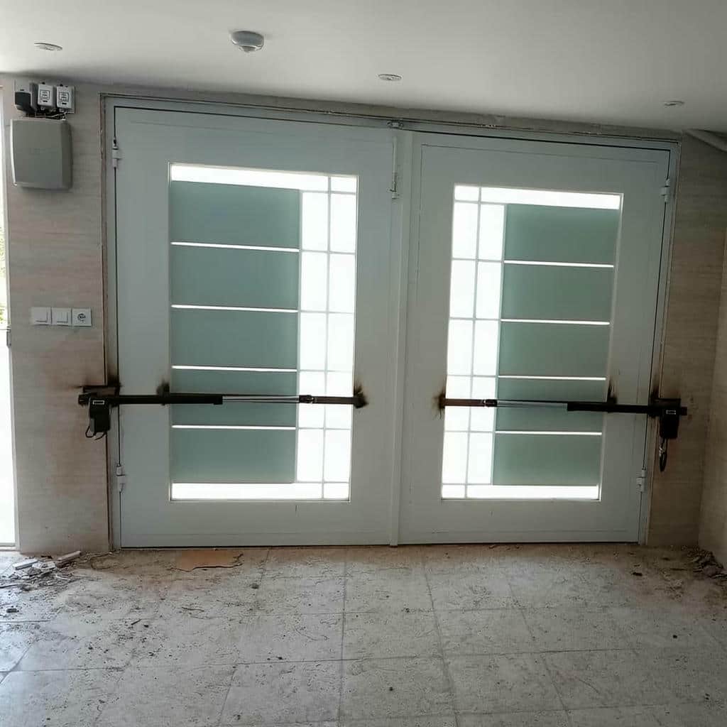 محفظه فرمان سفید در کنار ستون بتنی