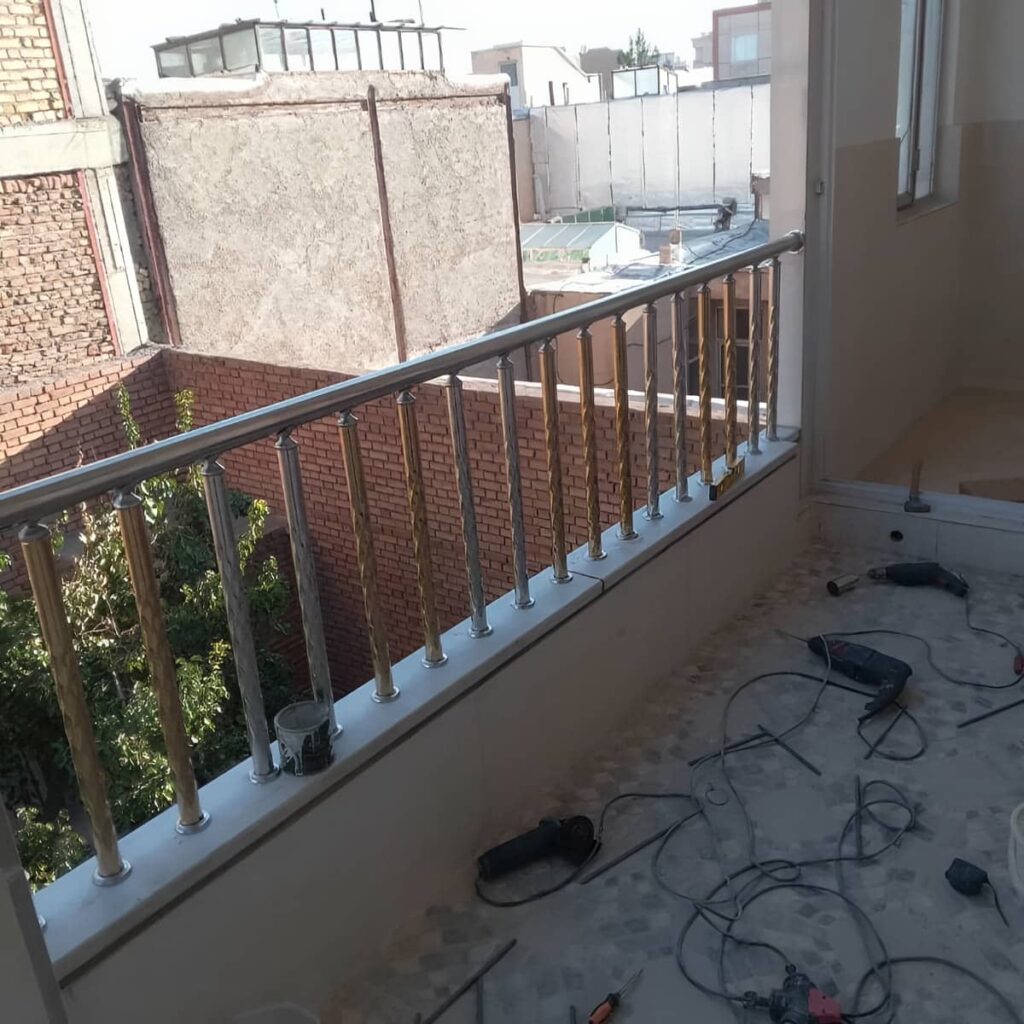 نرده بالکن استیل برس خورده مقابل نمای سنگ روشن