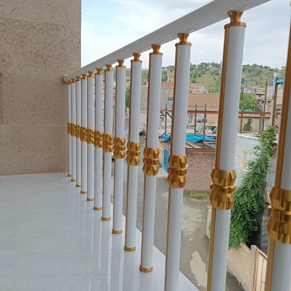 نرده بالکن استیل مات با فاصله منظم میله ها