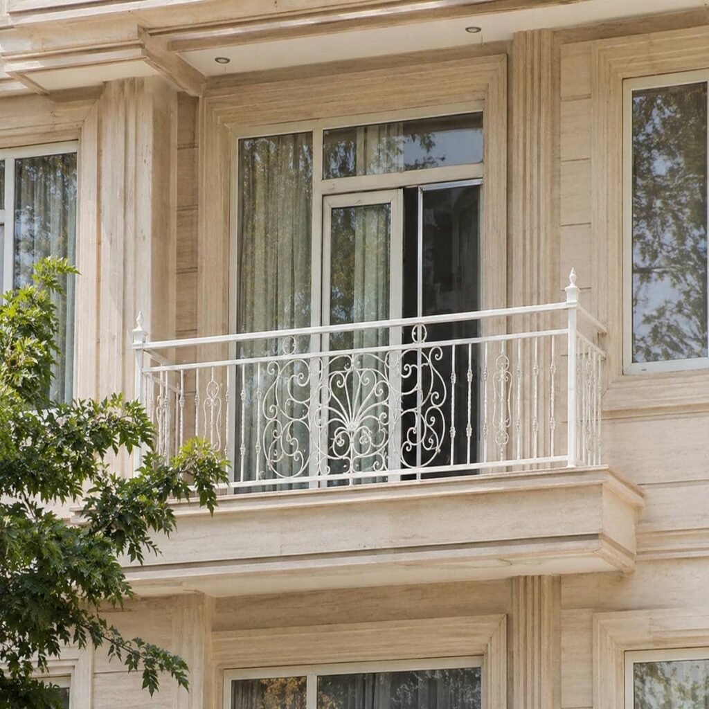 نرده بالکن طوسی با پایه های منظم کنار نمای سنگی نرده بالکن طوسی با پایه های منظم کنار نمای سنگی
