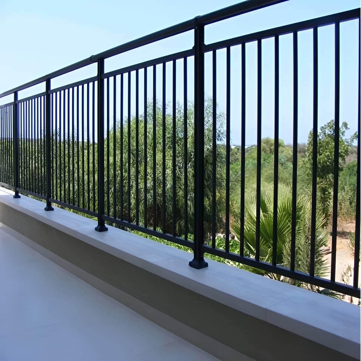 نرده بالکن مشکی در استان خوزستان با میله های عمودی