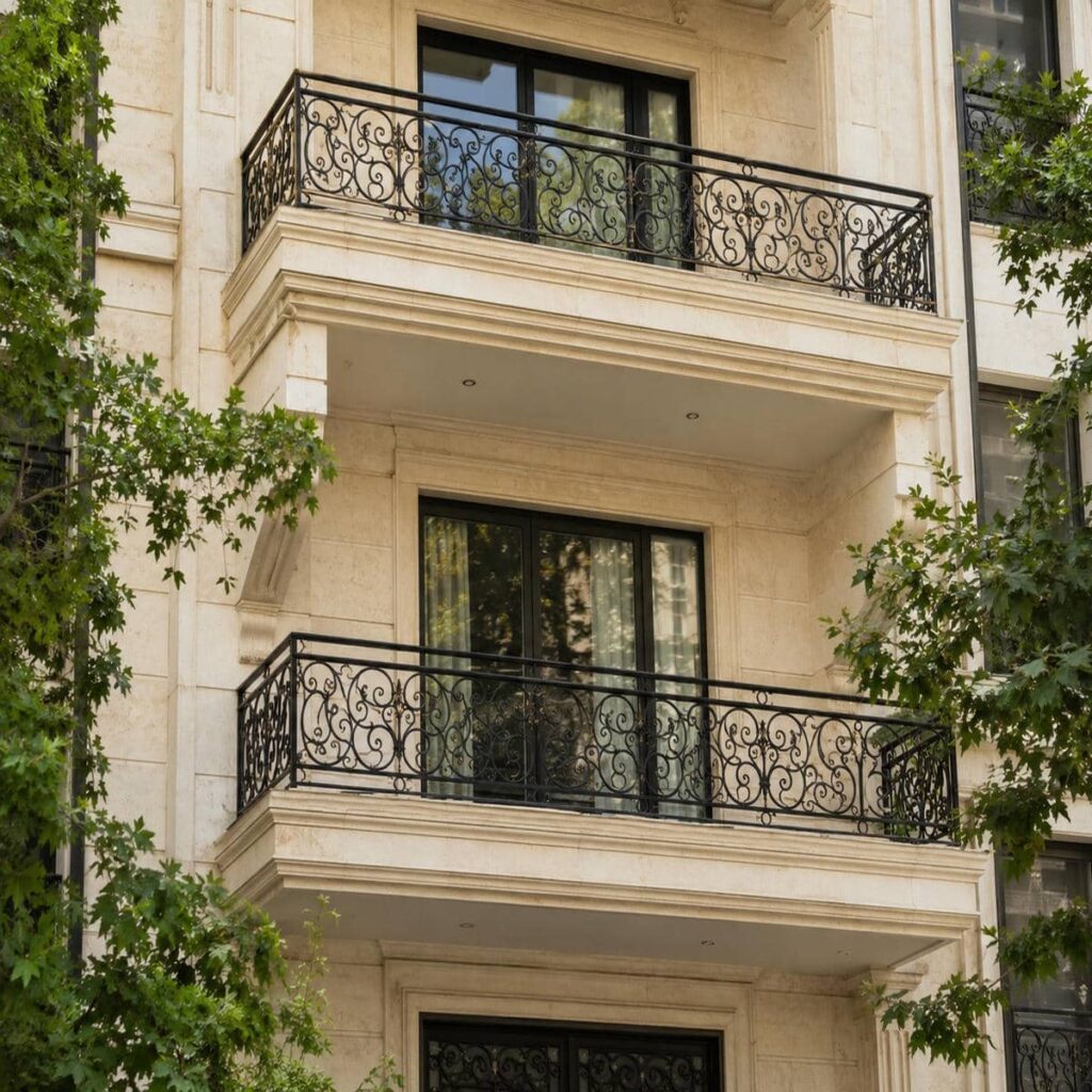 نرده بالکن مشکی روی لبه سنگی نمای ساختمان نرده بالکن مشکی روی لبه سنگی نمای ساختمان