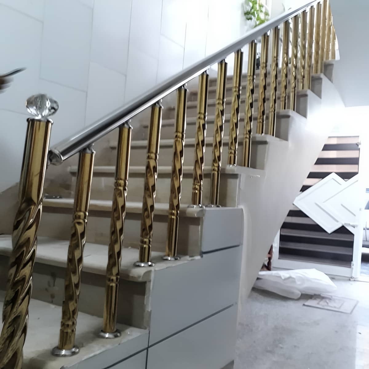 نرده راه پله استیل مات در راهروی مسکونی شیراز