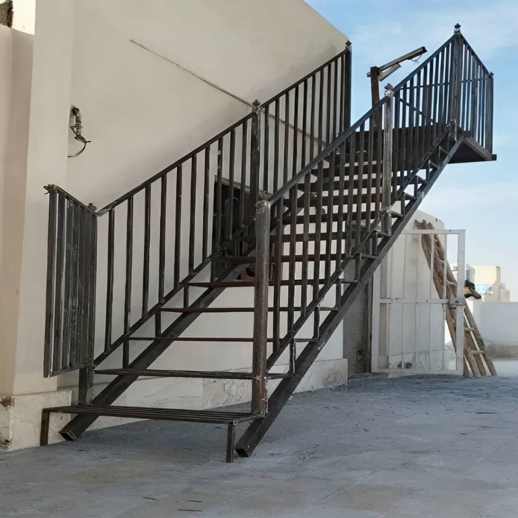 نرده راه پله ساده با پوشش خاکستری یکنواخت نرده راه پله ساده با پوشش خاکستری یکنواخت