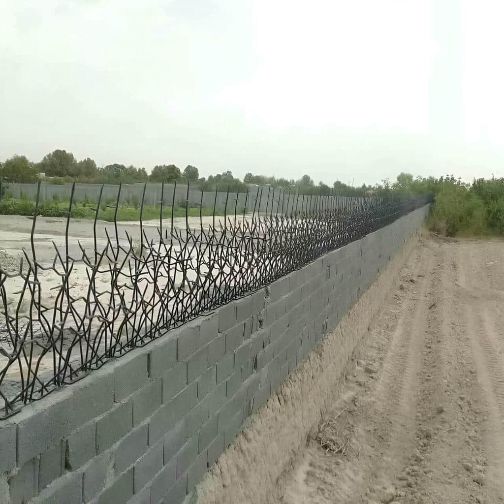 نرده سرنیزه‌ای برنزی هماهنگ با نمای سنگی ورودی