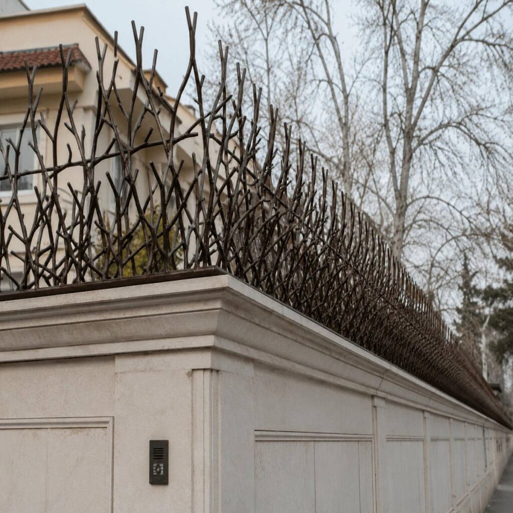 نرده سرنیزه‌ای مشکی بالای ورودی پارکینگ مسکونی
