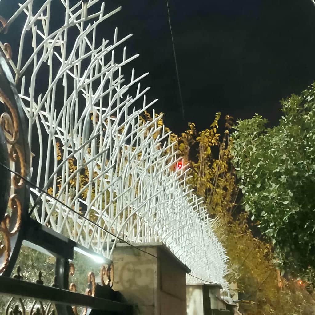 نرده سرنیزه‌ای مشکی بر تاج کم‌عرض آجری