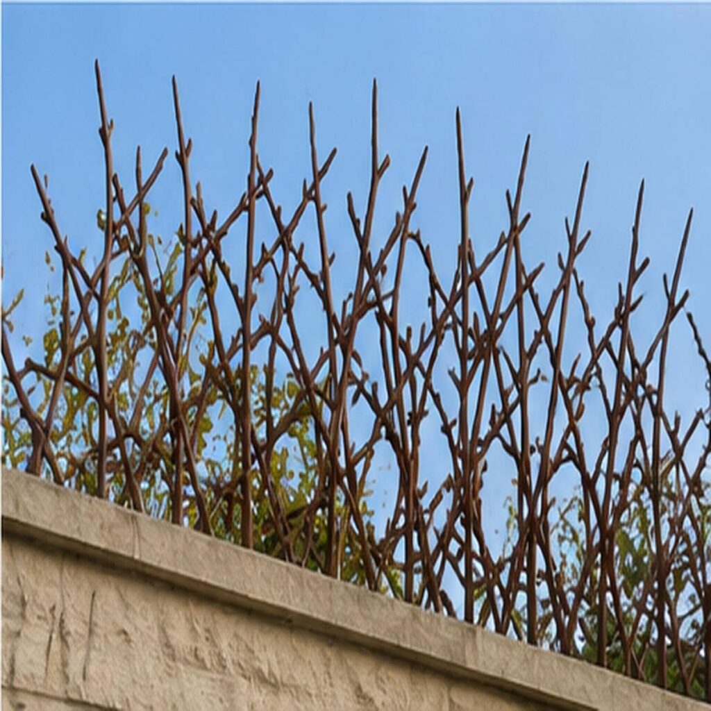 نرده سرنیزه ای با رنگ مقاوم روی دیوار آجری