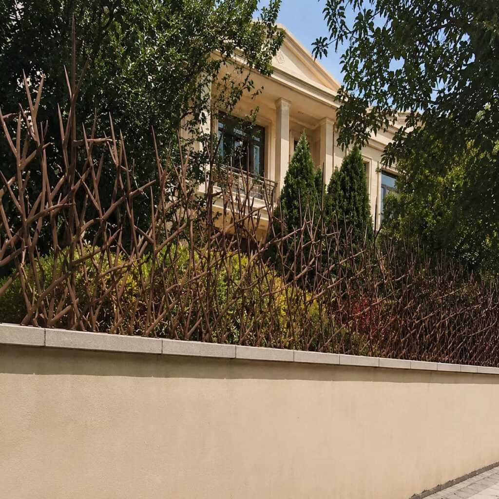 نرده سرنیزه ای فلزی کنار مسیر ورودی خانه