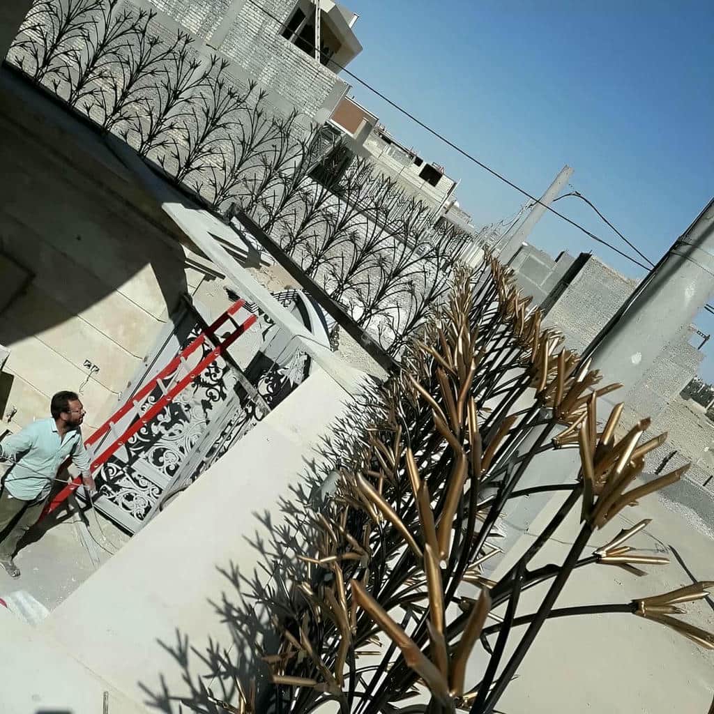 نرده سرنیزه ای مشکی روی حصار پارکینگ مسکونی
