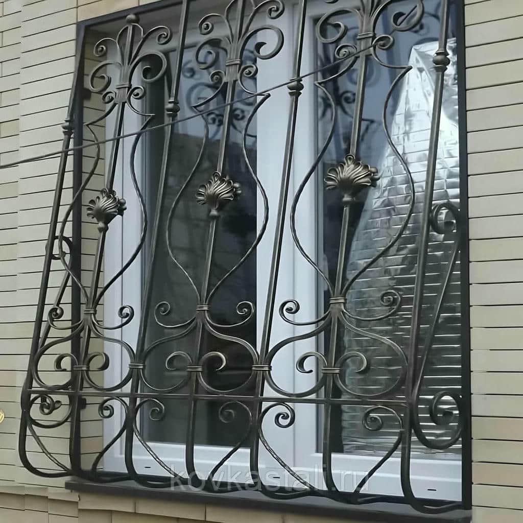 نرده عمودی خاکستری با نمای مدرن مسکونی