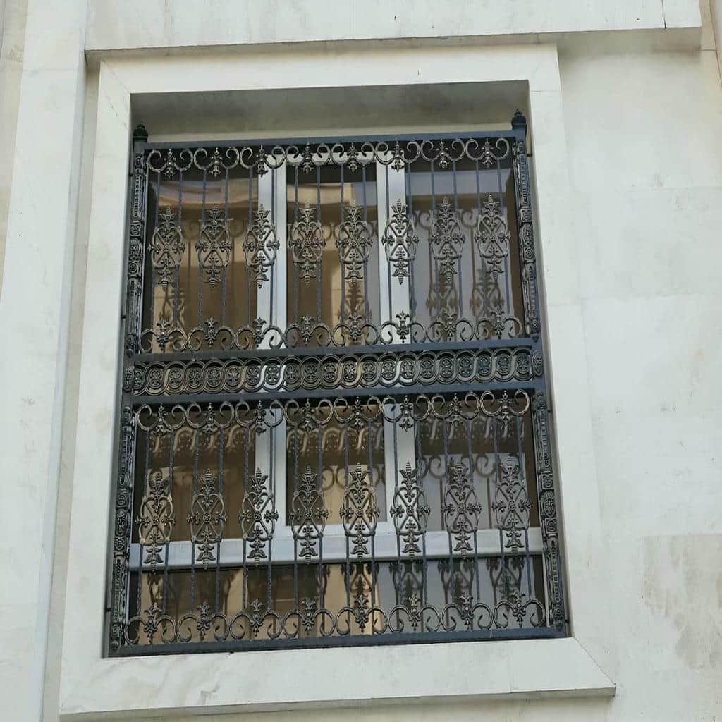 نرده فلزی خاکستری روی پنجره همکف زاهدان نرده فلزی خاکستری روی پنجره همکف زاهدان