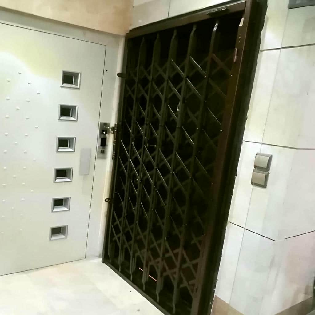 نمای جانبی ریل فلزی محافظ ورودی منزل
