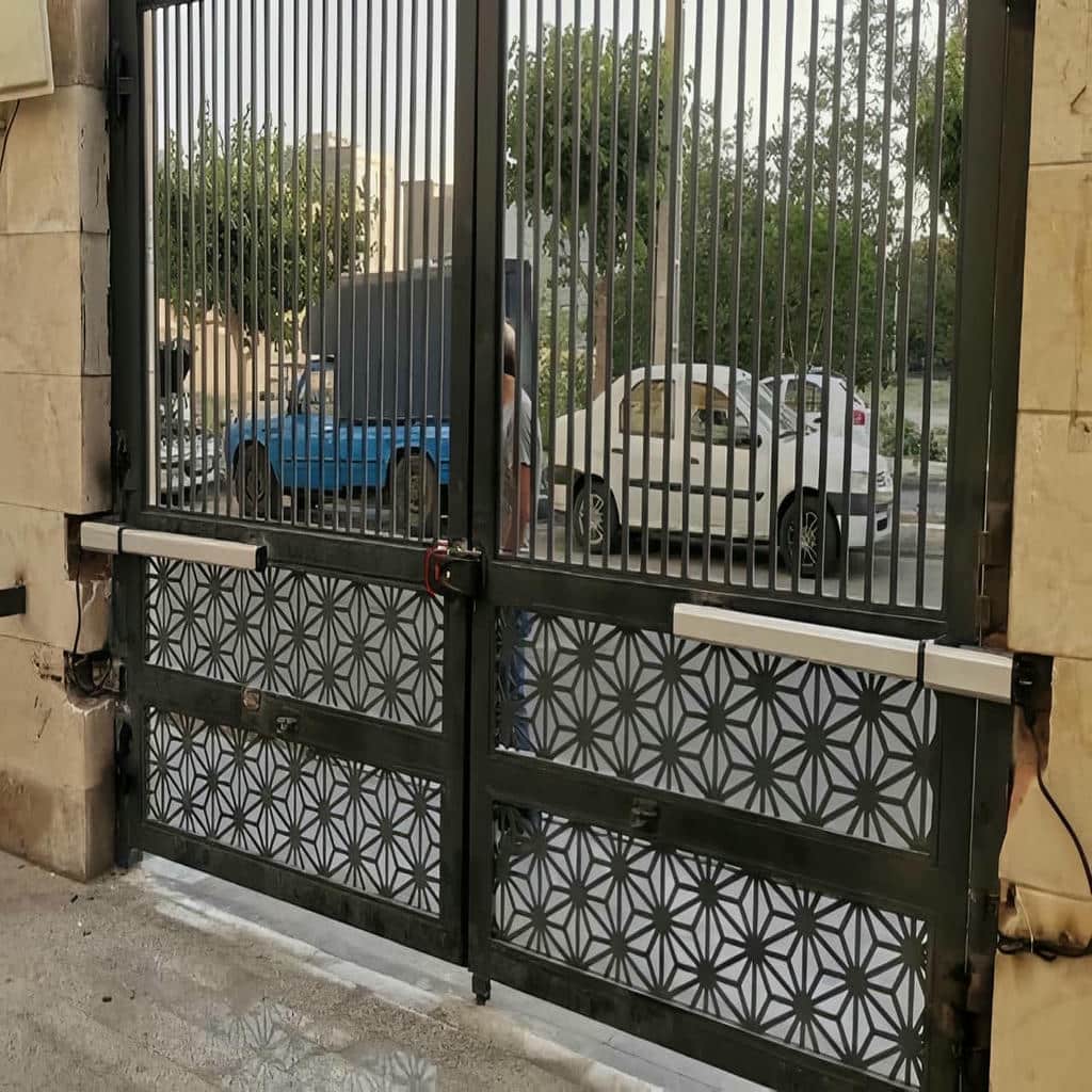 نمای درب فلزی بسته با قفل برقی مشکی نمای درب فلزی بسته با قفل برقی مشکی
