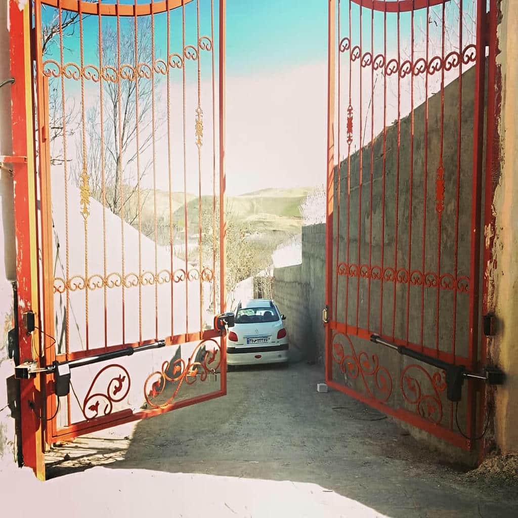 نمای قفل برقی کنار لنگه بسته ورودی نمای قفل برقی کنار لنگه بسته ورودی